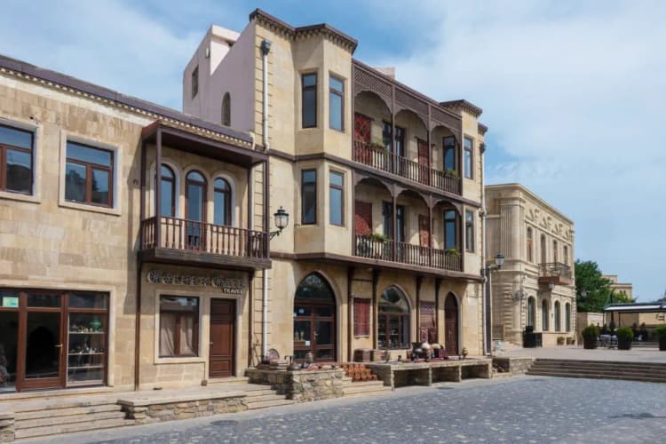 Magnificient buildings in Baku - private walking tour