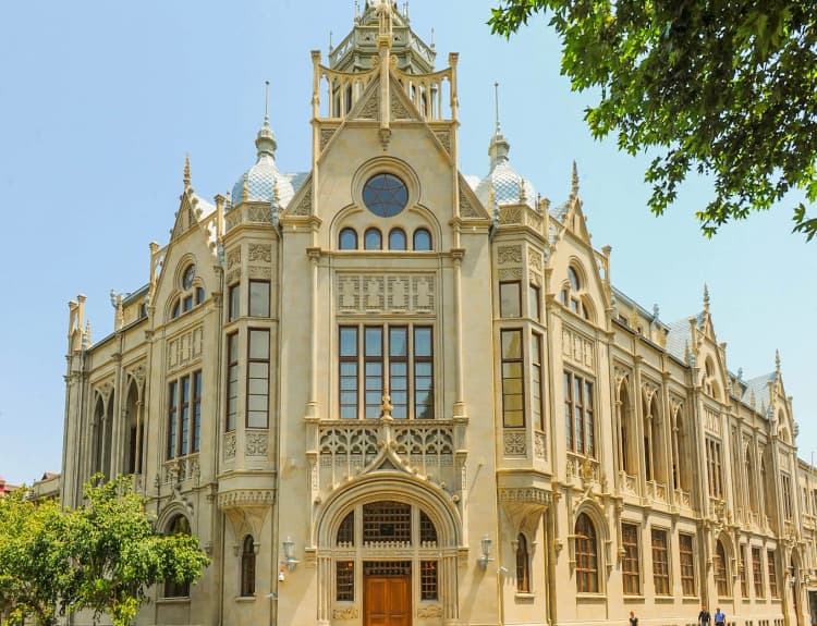 Magnificient buildings in Baku - private walking tour